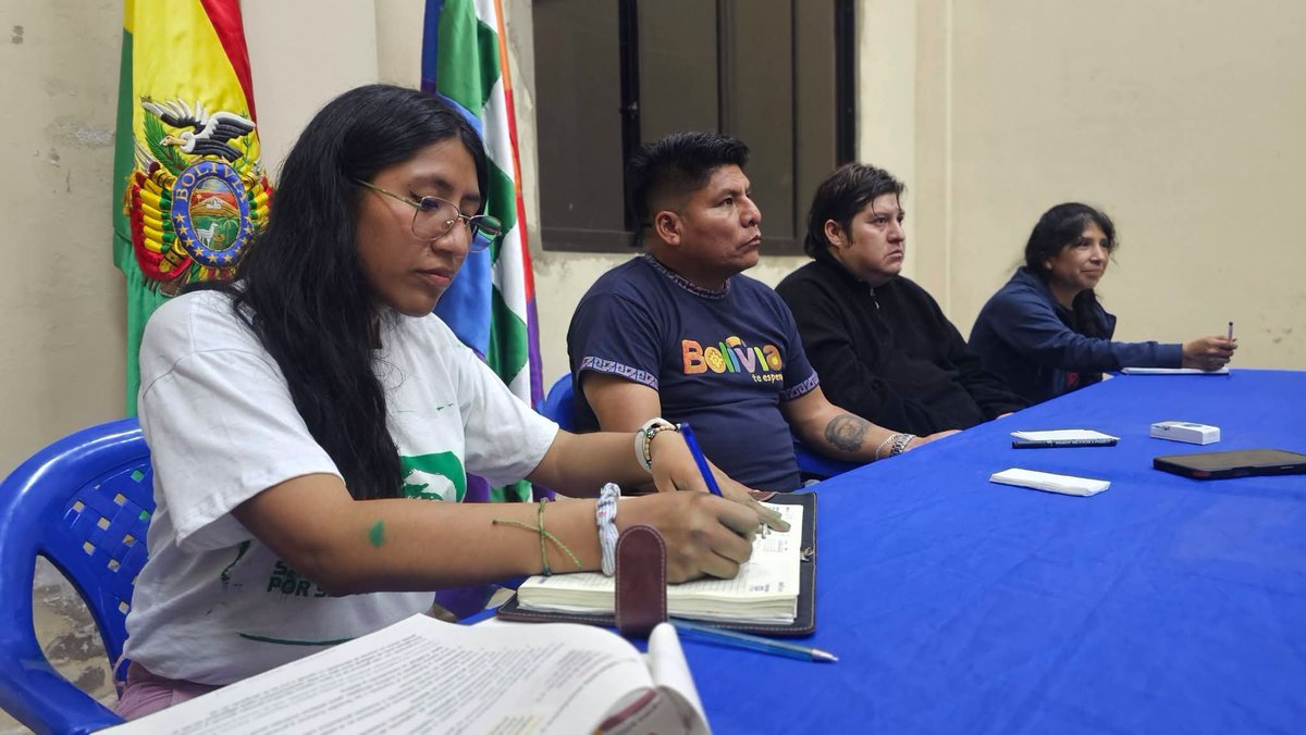 LeonardoLoza18's tweet photo. Acompañamos a nuestro hermano Evo Morales en su reunión con jóvenes de los departamentos de Santa Cruz, Cochabamba, La Paz y Oruro.
​Jóvenes comprometidos con las causas justas, quienes nos trajeron propuestas para salvar a nuestro país de los vendepatrias. https://t.co/N29ZPeKL4t