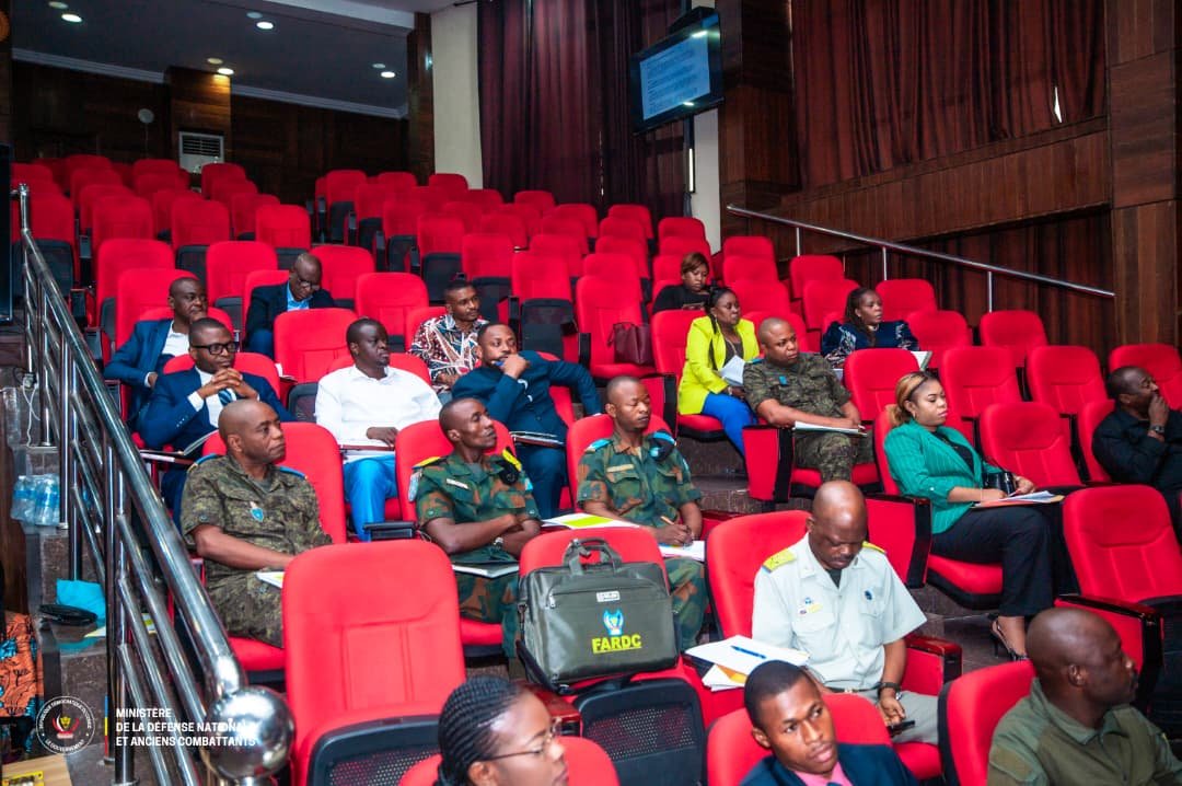 VPMDefenseRdc's tweet photo. Séminaire de mise à niveau de la Coordination technique du Fonds de soutien et de développement des FARDC : une préparation renforcée pour la mobilisation des ressources, au profit des #FARDC dans le cadre de l’effort de guerre.

Dans le cadre de la mise en conditions des Forces Armées de la République Démocratique du Congo en vue de leur modernisation et leur montée en puissance, vision chère au chef de l'état et commandant suprême des FARDC S.E.M FÉLIX ANTOINE TSHISEKEDI TSHILOMBO, le Fonds de soutien et de développement des FARDC FSD-FARDC a été créé sur ordonnance présidentielle comme institution publique en vue  de mobiliser les ressources pour renforcer la capacité opérationnelle des FARDC, dans le cadre de l'effort de guerre. 

En marge de leur déploiement sur terrain en vue de sensibiliser les différentes parties prenantes dans le cadre de la  campagne de sensibilisation et de collecte des ressources additionnelles au  profit des FARDC, la coordination technique du FSD-FARDC a organisé un séminaire de mise à niveau à l’intention de ses membres du 10 au 12 septembre 2026, au collège de hautes études de stratégie et de défense.  CHESD.
Pendant trois jours, les participants ont échangé autour des questions de fonctionnement de ce service public,  la loi de programmation militaire soumise au Parlement, la loi des finances publiques, ainsi que le fonctionnement des FARDC; une démarche stratégique pour harmoniser l'approche et renforcer le mécanisme de coordination nécessaires à la réussite de la mission de mobilisation des ressources au profit des FARDC, afin de soutenir de manière plus structurée et plus efficace les besoins prioritaires des forces engagées sur le terrain.

À l’issue des travaux, la Coordination technique, conduite par le Général de Brigade MUZALA ILUNGA Dieudonné, aborde avec une préparation renforcée la prochaine mission de mobilisation des ressources, considérée comme une étape essentielle dans l’appui aux forces armées de la République démocratique du Congo.
À la fin des travaux,  après lecture des conclusions, le Lieutenant-Général à la retraite MBUAYAMA Nsiona Rombault,  Directeur de cabinet du Vice-Premier ministre, ministre de la Défense nationale et Anciens Combattants @VPMDefenseRdc S.E Me Guy Kabombo Muadiamvita @GuyKabombo ,  a procédé à la remise des brevets de participation aux membres, un geste symbolique, qui consacre l’engagement des participants à mettre en œuvre, sur le terrain, les acquis de cette mise à niveau et à contribuer activement à la réussite de la mission de mobilisation des ressources au profit des FARDC, dans le cadre de l’effort de guerre.
@FARDC_Info