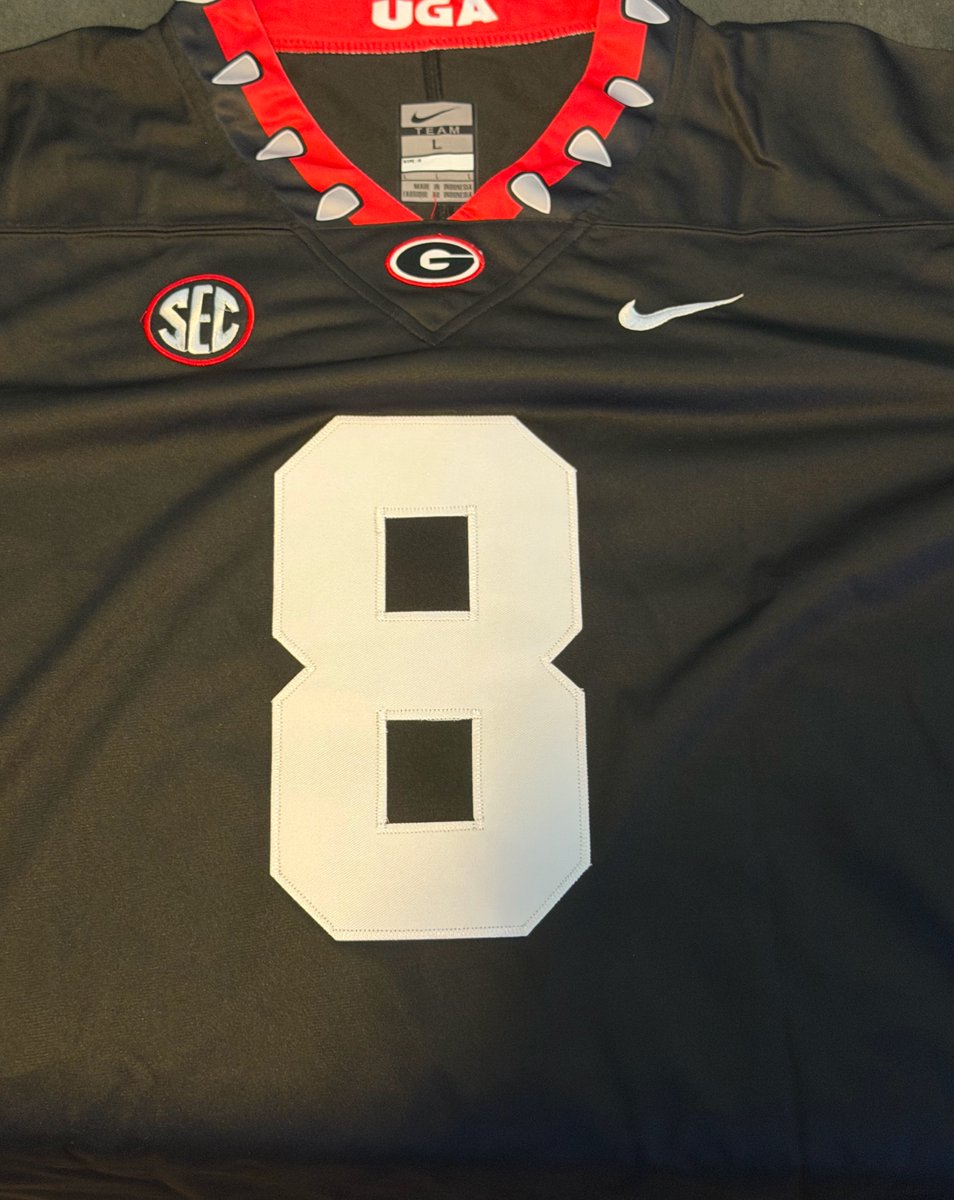 BuddyNoLove's tweet photo. Melloooooo! I gotta get this ho signed! #GoDawgs https://t.co/p3V9MZKGaQ
