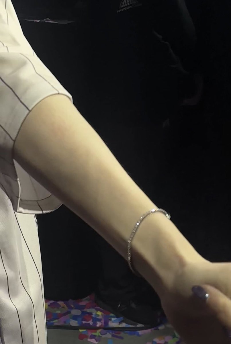 chibiseokjini's tweet photo. The highlight of run seokjin tour for me was touching jin’s hand, which honestly is the highlight of my life lol

I couldn’t go to new york for the hi touch (&amp; i cried hard about it) so this made up for that , the best day of my life 😭
#RUNSEOKJIN_EP_TOUR https://t.co/wn2QOf6g5C