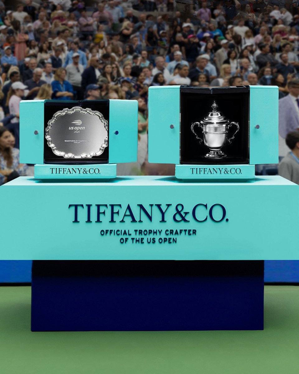 TiffanyAndCo's tweet photo. A touch of Tiffany Blue® graces the US Open Tennis Championships trophy ceremony. Proudly crafted by Tiffany & Co. since 1987, the Men’s and Women’s Singles Championship Trophies are on display, representing the House’s love of sporting excellence and inimitable talent. #TiffanyAndCo #CraftingVictory 

Discover more: https://t.co/WYp9GLd01h