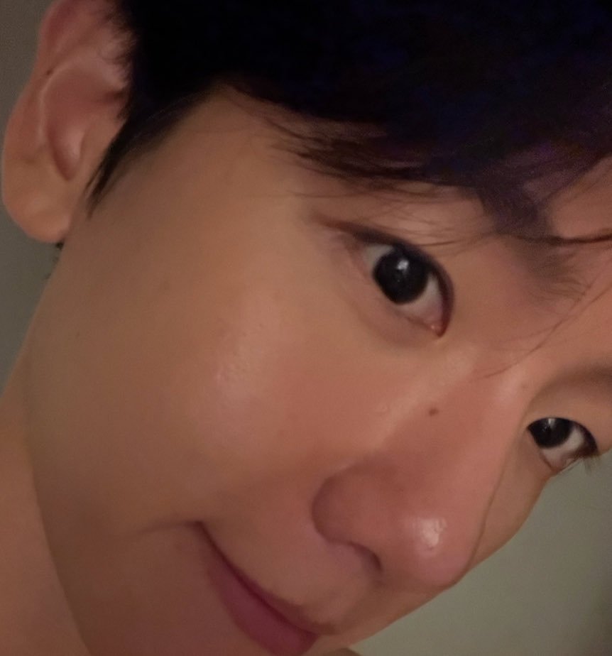 bhbrazil_'s tweet photo. #BAEKHYUN via Bolha. 🫧

"Como eu esperava, é bom ver a Eris ❤️"

"Quero enviar uma foto ou algo assim, mas é uma que tirei antes de tomar banho.. Haha..."

[Foto 1]

"Vou... Enviar só isso pra você! Kkkkkkkk"

"Kkkkkkkk Desculpa... Vou tomar banho logo depois de tirar essa, então... Só isso aí?..."

"Vou pensar em compartilhar a versão original!! Kkkkkk"

"Eu vou mandar fotos se você quiser mais... Isso não deveria ser suficiente... Porque eu sou um pouco tímido!"

"Ah é hilário kkkkkkkkk tá uma bagunça no Twitter kkkkkkkk muito engraçado ㅜㅜㅜㅜ Heuaaaa"

[Foto 2]

"Shh 🤫"