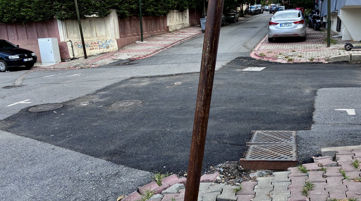 InsanDegilsin's tweet photo. Bu noktada yapılan kaplamada her yönde ciddi seviye farkları bırakılmış. 
Bakılmasını rica edebilir miyiz?
@umraniyebeltr @IBBcozummerkezi 

📍41.0043658, 29.1415093 https://t.co/ZU3PxqS42I