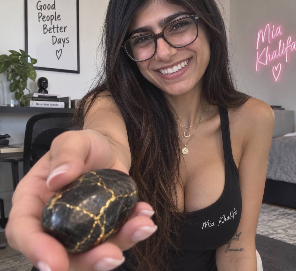 CUMonRH's tweet photo. Pretend she is selling you $CUM 

You wouldn't buy? https://t.co/g0TBPhuj0x