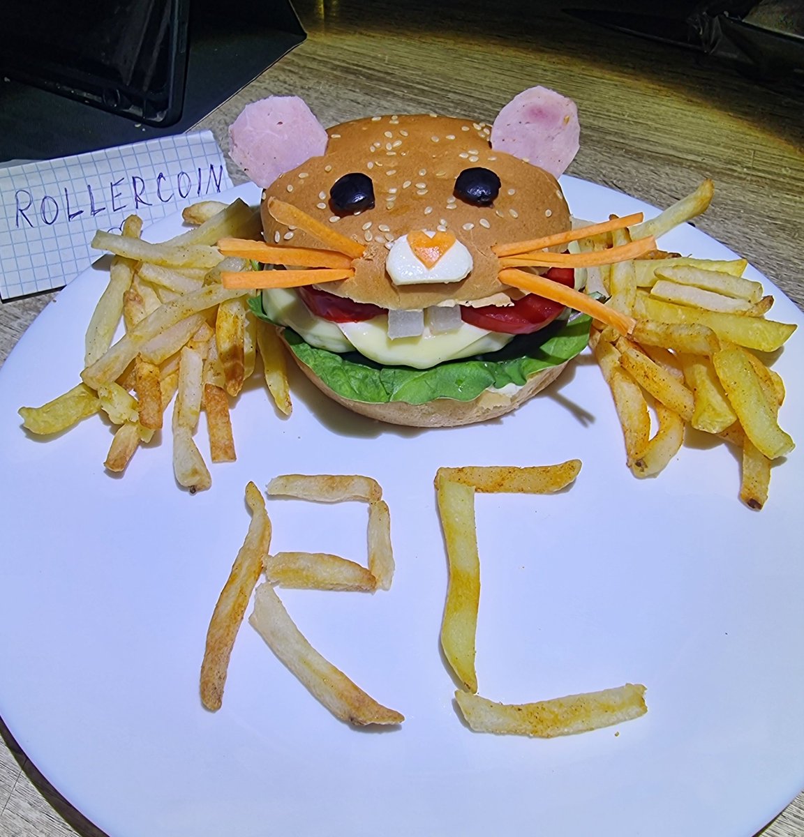 MovieTop88's tweet photo. Another dish for Gordon Hamzy! 🐹🍔🍟
This time, the RollerCoin hamster turned into a burger 😄
100% real food, 100% mining appetite! ⛏️
Would you eat him or save him? 😂
#WheelsOnMealsDish https://t.co/56ETyhHjoX