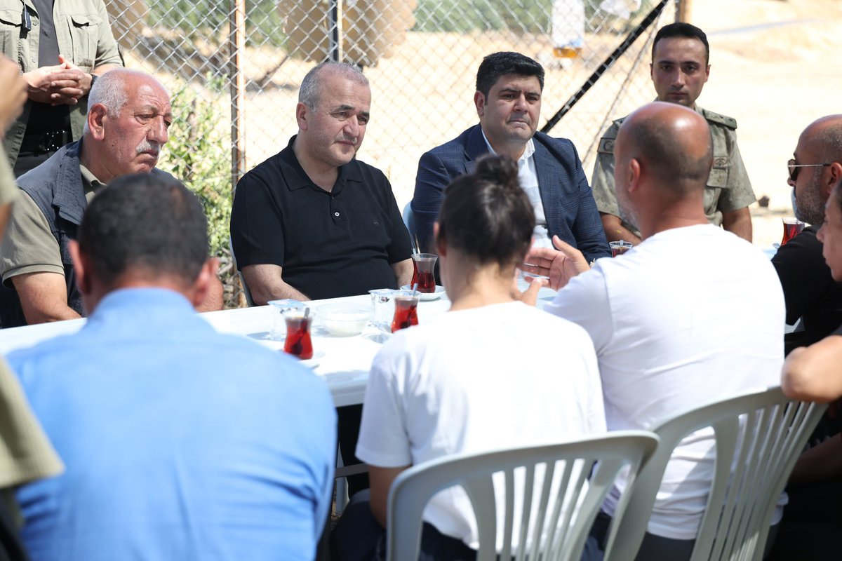 tckarakocan23's tweet photo. Valimiz Sayın Dr. Numan HATİPOĞLU,ilçemizde yaşanan acı olayda hayatını kaybeden Ağa ve Hayriye ÜYKÜ çiftinin ailesine taziye ziyaretinde bulundu. https://t.co/jE9jfGg4RC