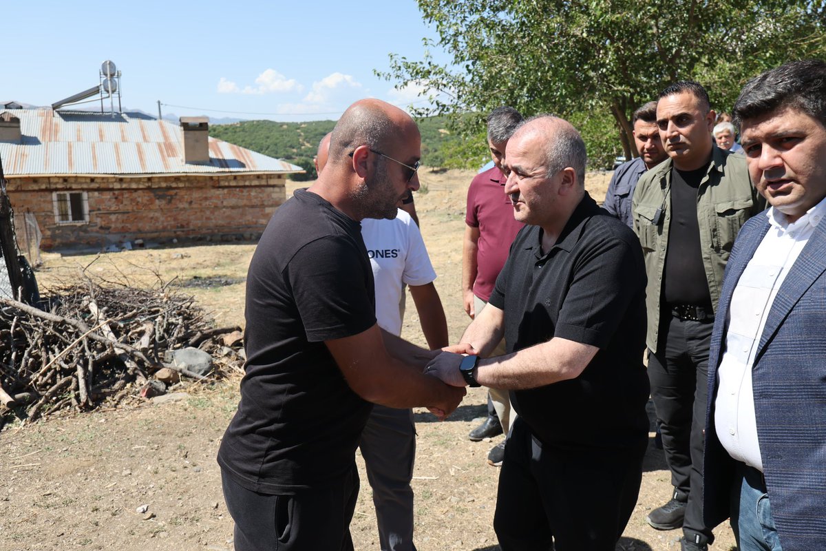 tckarakocan23's tweet photo. Valimiz Sayın Dr. Numan HATİPOĞLU,ilçemizde yaşanan acı olayda hayatını kaybeden Ağa ve Hayriye ÜYKÜ çiftinin ailesine taziye ziyaretinde bulundu. https://t.co/jE9jfGg4RC