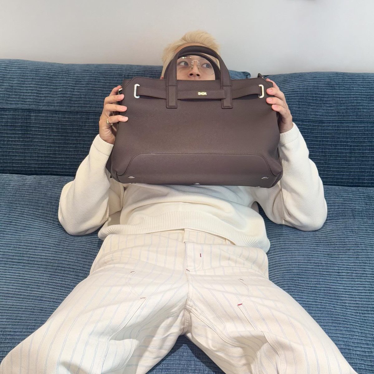 Mhingue's tweet photo. What’s your comfiest way to chill on the sofa? https://t.co/RseVI8ugMn