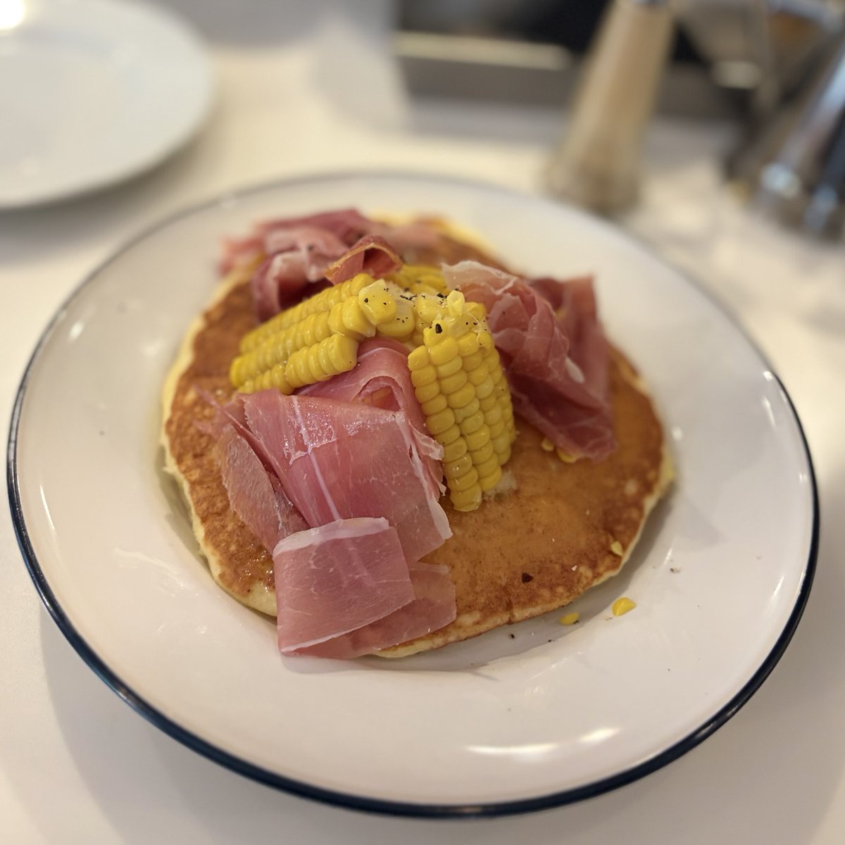 asapyoru's tweet photo. 北参道のBrasserie Salutでトウモロコシのパンケーキ🌽をいただきました。去年は逃したけど今年は間に合った♪ふわふわパンケーキにコーンムースとトウモロコシ、生ハムの甘いしょっぱいがたまらない。salutのプリンも美味しいなぁ〜 https://t.co/Oonb1N9PU0
