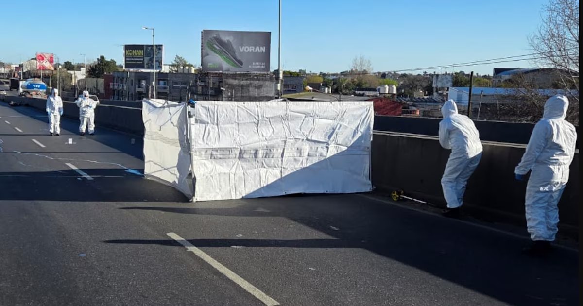 infobae's tweet photo. LA MATANZA TERMINA SU PEOR SEMANA DE VIOLENCIA EN LA HISTORIA RECIENTE: HUBO MÁS DE UN ASESINATO POR DÍA

La jurisdicción más violenta del país contó una nueva muerte violenta esta mañana en Ciudad Evita. La fuga sobre un capot de un ladrón que terminó muerto, Virrey del Pino como nueva zona cero y los expedientes que se apilan en una fiscalía al límite.

Hoy domingo por la mañana, la jurisdicción de La Matanza cerró su peor semana en materia de asesinatos en la historia reciente. “Hubo ocho casos en siete días”, asegura una altísima fuente oficial en diálogo con Infobae, que no puede ocultar su fastidio: “Nunca vimos algo así”. El número podría ser aún mayor: en un hospital de la zona, un sospechoso que recibió un disparo en la cabeza en una presunta disputa narco en González Catán podría morir en las próximas horas, un caso que investiga el fiscal Adrián Arribas de la UFI Descentralizada N°2.

Infobae 📎 https://t.co/zyJeHUNE41