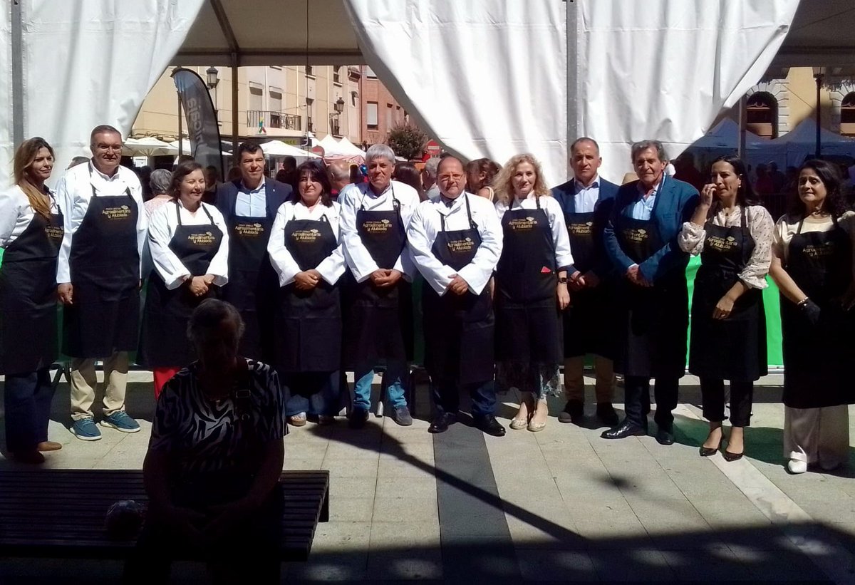 Educar06Diego's tweet photo. š« Hoy, en #LaBaƱeza, se reparten 4.000 raciones en la 23ĀŖ #Alubiada organizada con gran Ć©xito por el Ayuntamiento y la IGP de @alubiadebaneza
AcompaƱo a la directora general de la Industria y Cadena Agroalimentaria de la @jcyl, que ratifica el apoyo al sector de las legumbres. https://t.co/ScPzCdv6QF