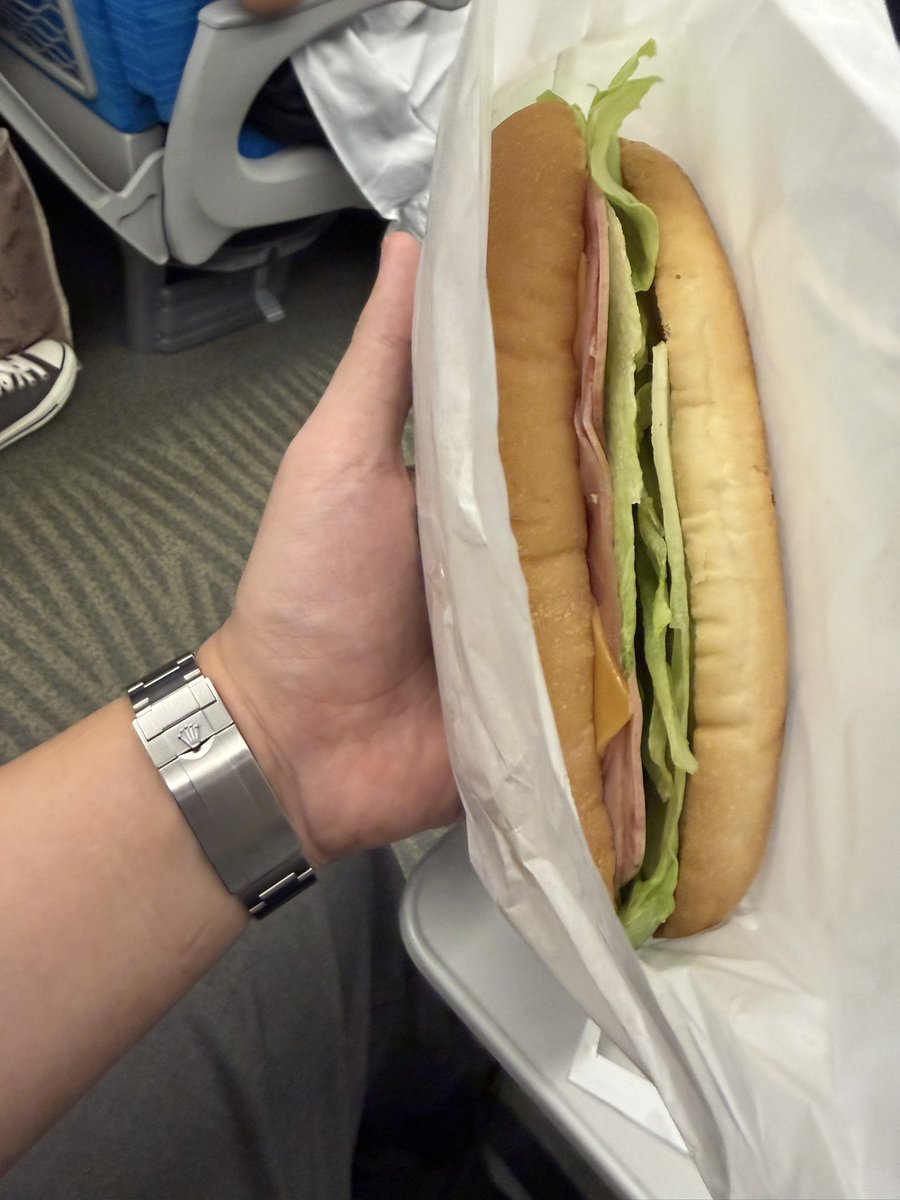 omugiartx's tweet photo. 最近、ドトールのミラノサンド￼が好き🍞
移動中に食べるのに、ちょうど良くて✨
美味しい😊

#Rolex  
#���レックス https://t.co/QD9MfGd4by