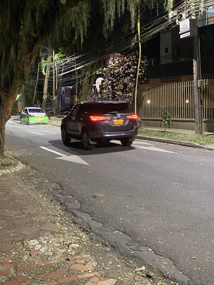 JuanDRamirezQu's tweet photo. @AlcaldiaEnv. Bosques de Zuniga sobre la carrera 47 entre la 19s y 20s No sobra una visita pedagógica a los residentes de Vlore, Chelsea, Mirador de Zuniga etc. Recordarles que las normas de transito no son opcionales ni a conveniencia. Ya es cosa de todos los dias!!! https://t.co/0dDaXhkKlY