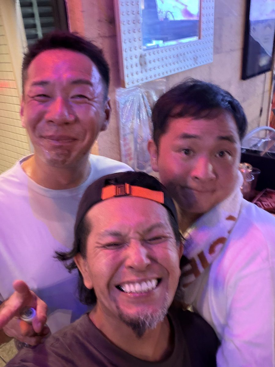 bear_heart0423's tweet photo. 大好きなコンストのコジーさん
大好きなbachoのトモさん
ヤバい❣️
挟まれて撮ってもらった😁🙌🏼🙌🏼🙌🏼
#コンスト #bacho
#西中島RAINBOW https://t.co/KVLamxysFt