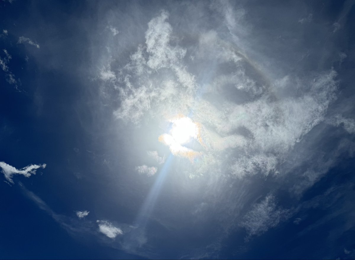 leidyldb's tweet photo. Después de la llovizna y un calor sofocante, sale este hermoso y tímido halo solar😍Bendecida tarde🙏 @DeborahTiempo @adamonzon @CycloforumsPR @zamiratv @SLopezTiempo @SusanSoltero @carlosomartv #13sept #sunday #Caguas #PuertoRico #naturebeauty #photo #FelizDomingo #prwx #weather https://t.co/2TznotfD1e