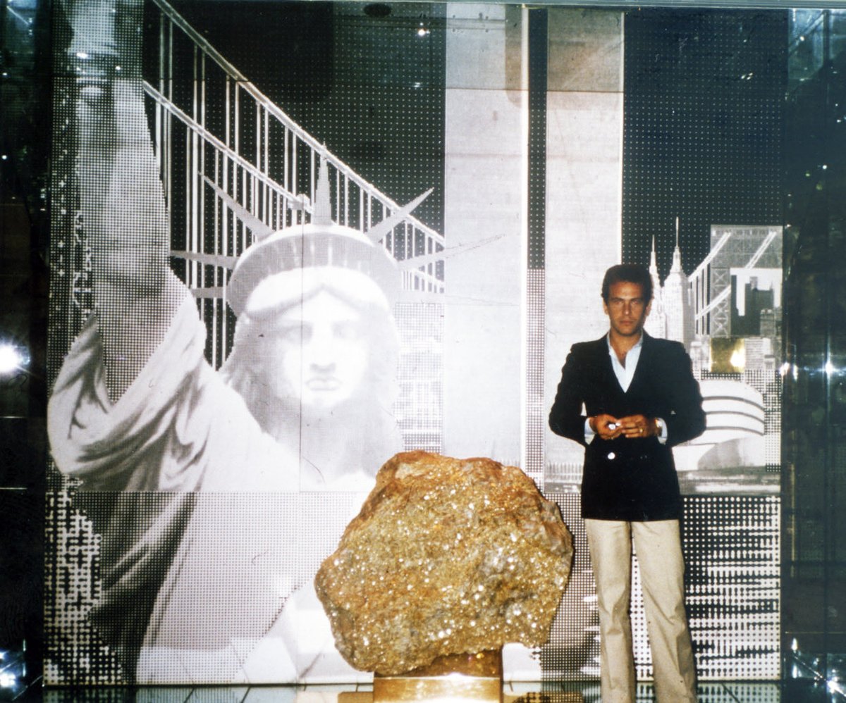 fabiomiami's tweet photo. On my photo archive i found this photo taken 45 years ago, I stand inside the Twin Towers, at the World Trade Center in New York.
At the entrance reception of Windows on the World, on the 107th floor of the North Tower (1 World Trade Center). https://t.co/KgFbIECDP8
