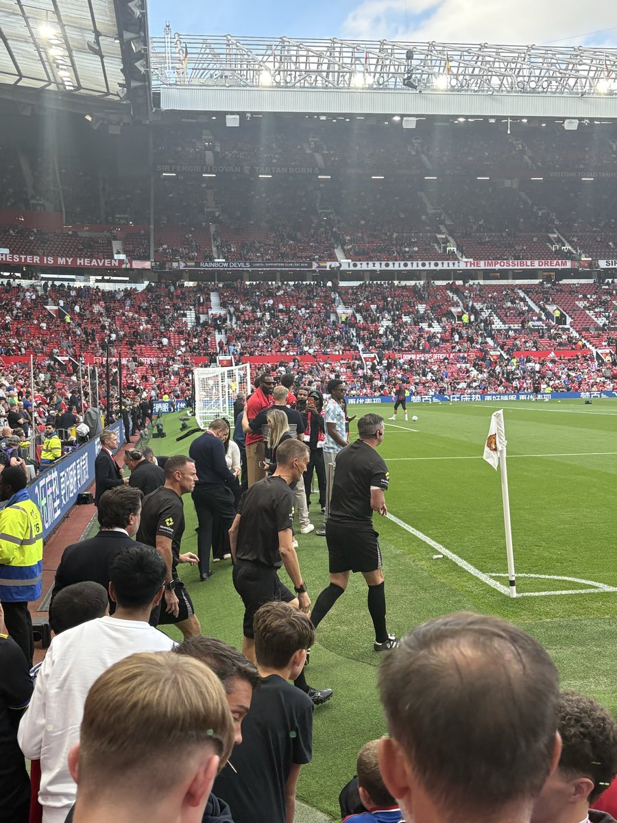 BPete1970's tweet photo. Imagine when Fergie was manager, as if he’d let this sort of thing happen on a match day. £5,000 per person to stand pitchside with a former cart wheeling goalkeeper &amp; then a photo on the pitch before kick off .
How desperate have we become for extra revenue ? 

#noshame https://t.co/jBWpvKYtSj