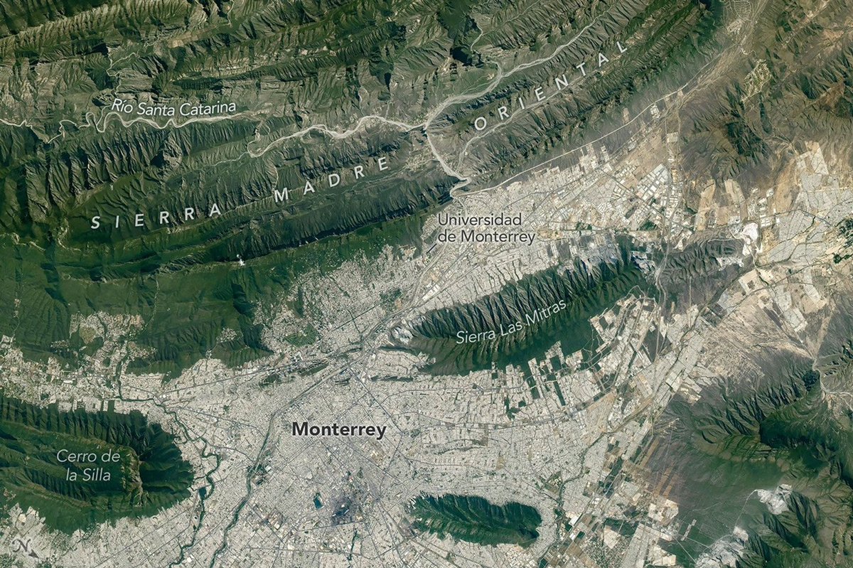 nwlust's tweet photo. Esto es Monterrey vista desde el espacio. Y esas líneas que parecen dibujadas alrededor de la ciudad tienen entre 50 y 80 millones de años. 🇲🇽🛰️

La fotografía fue tomada por un astronauta desde la Estación Espacial Internacional.

Lo extraordinario está abajo.

Son los pliegues de la Sierra Madre Oriental: antiguas capas de roca que las fuerzas de la Tierra doblaron y la erosión fue dejando expuestas hasta formar esas enormes líneas paralelas.

Entre ellas creció una metrópoli de más de cinco millones de habitantes.

Desde la calle vemos montañas.

Desde el espacio entendemos que Monterrey fue construida literalmente entre los pliegues de la Tierra.
@NASA