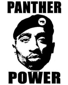 O_Papo_'s tweet photo. ✊🏿🎤 Há 30 anos, em 13 de setembro de 1996, morria Tupac Shakur.

Muito mais do que um dos maiores rappers de todos os tempos, Tupac foi produto de uma tradição política revolucionária negra nos EUA. Filho de uma ex-integrante dos Panteras Negras, cresceu cercado por ideias de luta contra o racismo, a pobreza e a violência do Estado.

Sua música deu voz a uma geração negra abandonada pelo sistema. Tupac falava de polícia, desigualdade, fome, encarceramento e da vida nas periferias americanas.

Morreu aos 25 anos. Mas sua voz continuou atravessando gerações.

30 anos sem 2Pac.