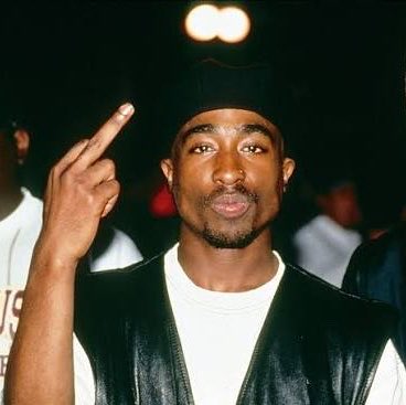 O_Papo_'s tweet photo. ✊🏿🎤 Há 30 anos, em 13 de setembro de 1996, morria Tupac Shakur.

Muito mais do que um dos maiores rappers de todos os tempos, Tupac foi produto de uma tradição política revolucionária negra nos EUA. Filho de uma ex-integrante dos Panteras Negras, cresceu cercado por ideias de luta contra o racismo, a pobreza e a violência do Estado.

Sua música deu voz a uma geração negra abandonada pelo sistema. Tupac falava de polícia, desigualdade, fome, encarceramento e da vida nas periferias americanas.

Morreu aos 25 anos. Mas sua voz continuou atravessando gerações.

30 anos sem 2Pac.