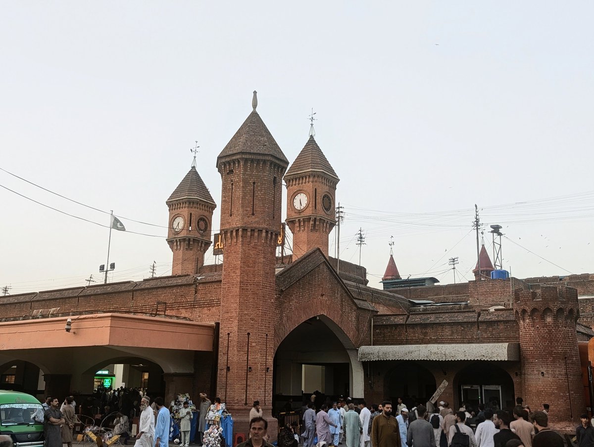mrserio8's tweet photo. Vintage vibes, timeless station 🏮🏛️

 #lahorejunction #lahore #vintagevibes #railwaystation #trainstationaesthetic https://t.co/BxNTM7LmUP