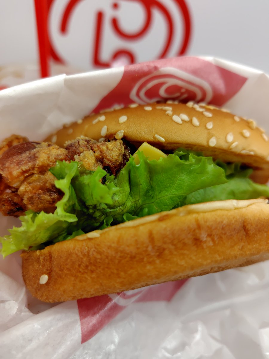Y39630171's tweet photo. 桑名店以来、7年ぶりのドムドムハンバーガー！名古屋大須万松寺店
日本の懐かしさが感じられるハンバーガー
厚焼き玉子と丸ごとカニ
2号店もお待ちしております。
※土日は30〜50分待ちでした
スガキヤラーメンとバーガーのセットもあり！？ https://t.co/vkpZOrjndi