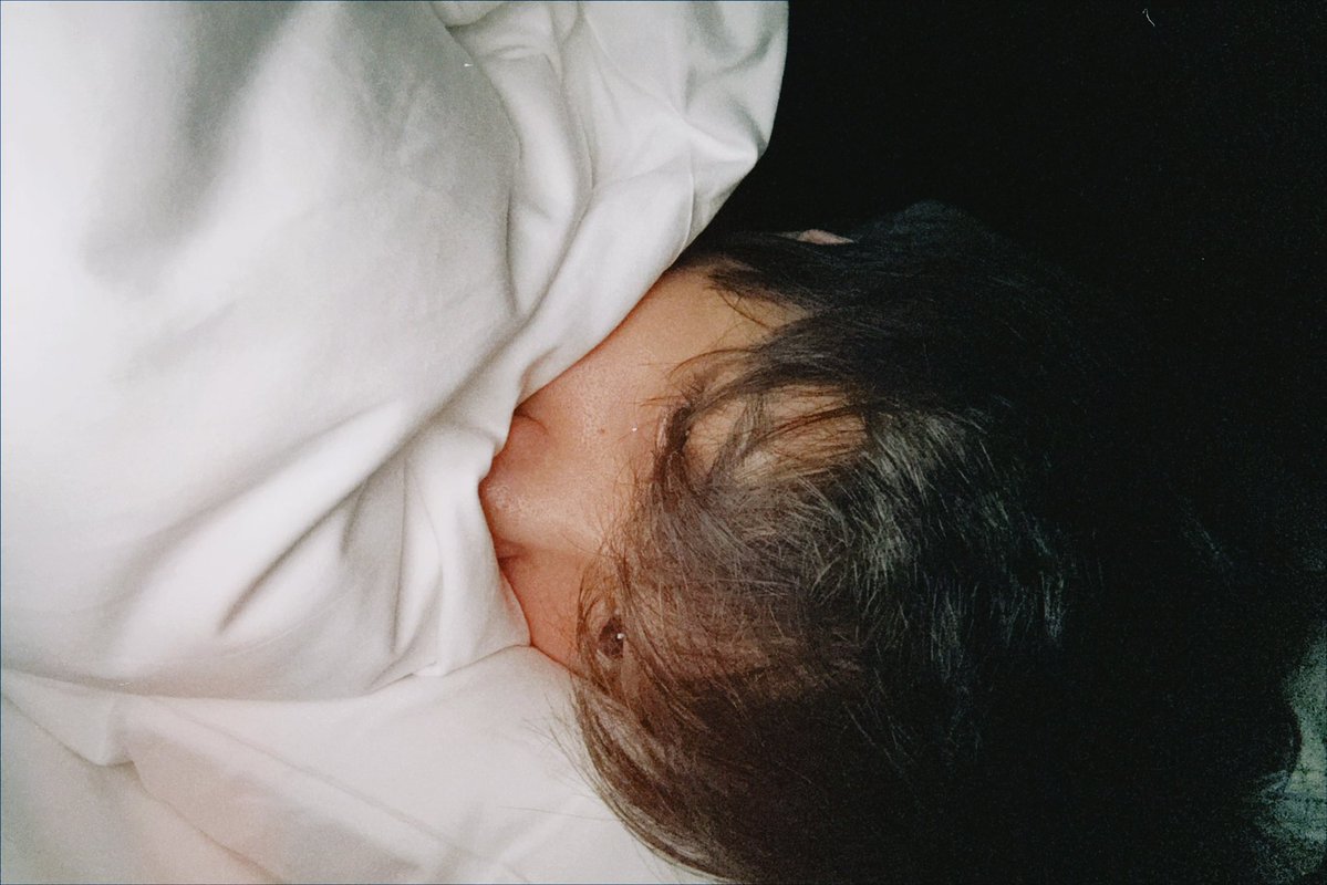 hcxh_6's tweet photo. 고자극 해찬 셀카 TOP 3

1. 염색 발언 후 수염 때문에 셀카 못 준다더니
    11시 39분에 잠 못 자게 탈색머리 셀카 보내줌

2. 반신욕한다고 하더니
    하고 있는 셀카 보내서 팬들 단체로 뒤집어지게 만듦

3. 그러고 부끄럽다고 이불에 파묻힌 셀카 보내줌 https://t.co/q5TgK2pNkc
