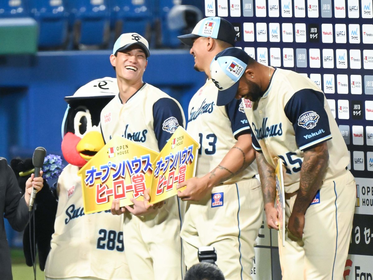 moeko2896's tweet photo. 第一声「センキューベリーマッチ」にオスミンゴも笑顔☺️

やっぱり勝ってヤクルトの選手が笑っているのを見る瞬間が1番幸せ
だからひとつでも多く勝ってほしい
でも、勝てるチームをただ見たいわけじゃなくて、ヤクルトが勝つのを見たいの
ヤクルトじゃなきゃダメなの https://t.co/Ti6e6unnWG