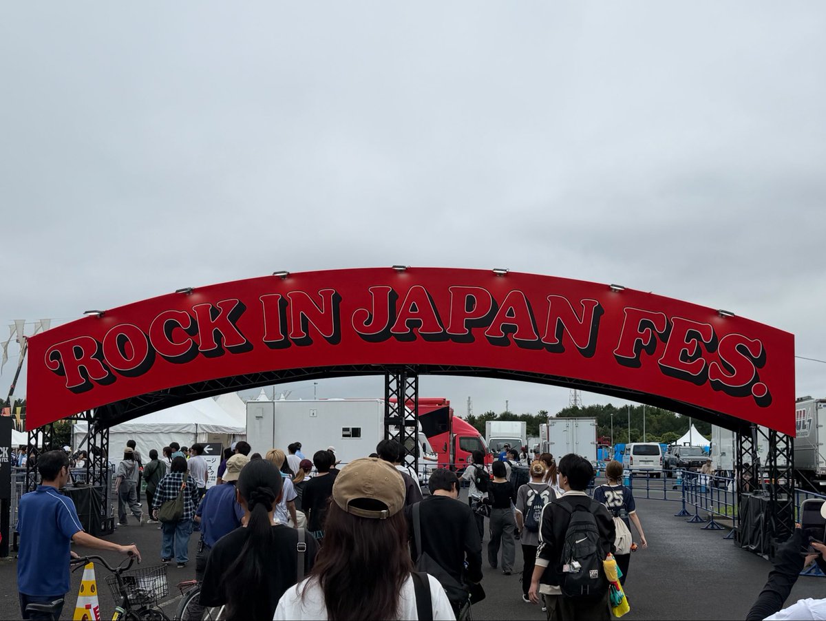 fy_BOC_s2002's tweet photo. BUMPの皆様、今年最後の夏フェス出演お疲れ様でした！
サマソニでは無かった車輪の唄が聴けて良かったな
ちょっと歌詞飛んで誤魔化してたのも、rayの出だしトラブったのもちょっとレアで逆に嬉しいもんです

ここ最近の災害に遭った人への言葉や渋谷さんへの言葉、藤くんの言葉にはやはり心打たれます https://t.co/3u8pbxsSMd