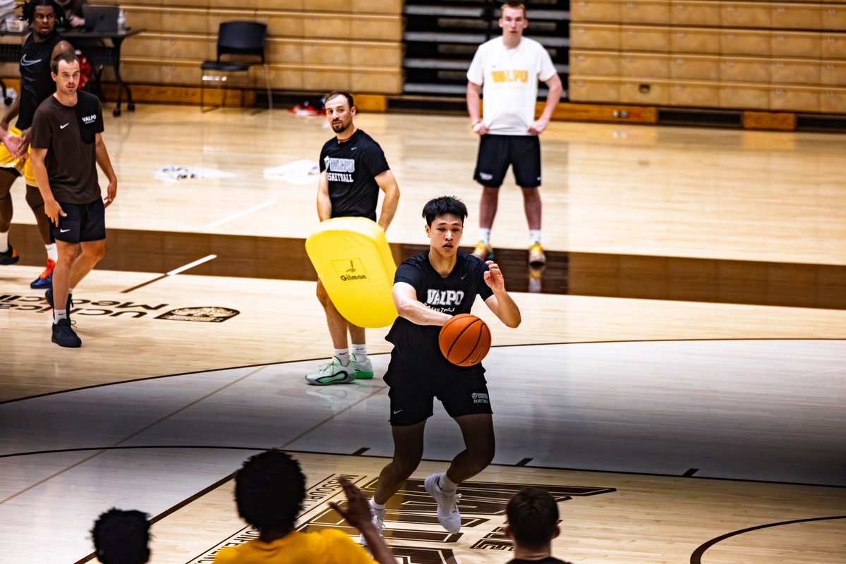 ValpoBasketball's tweet photo. Help us wish a Happy Beacon Birthday to Graduate Assistant @ATsciarroni8 ๐๐ฅ
#SeeTheLight https://t.co/7uaz6lxH7g
