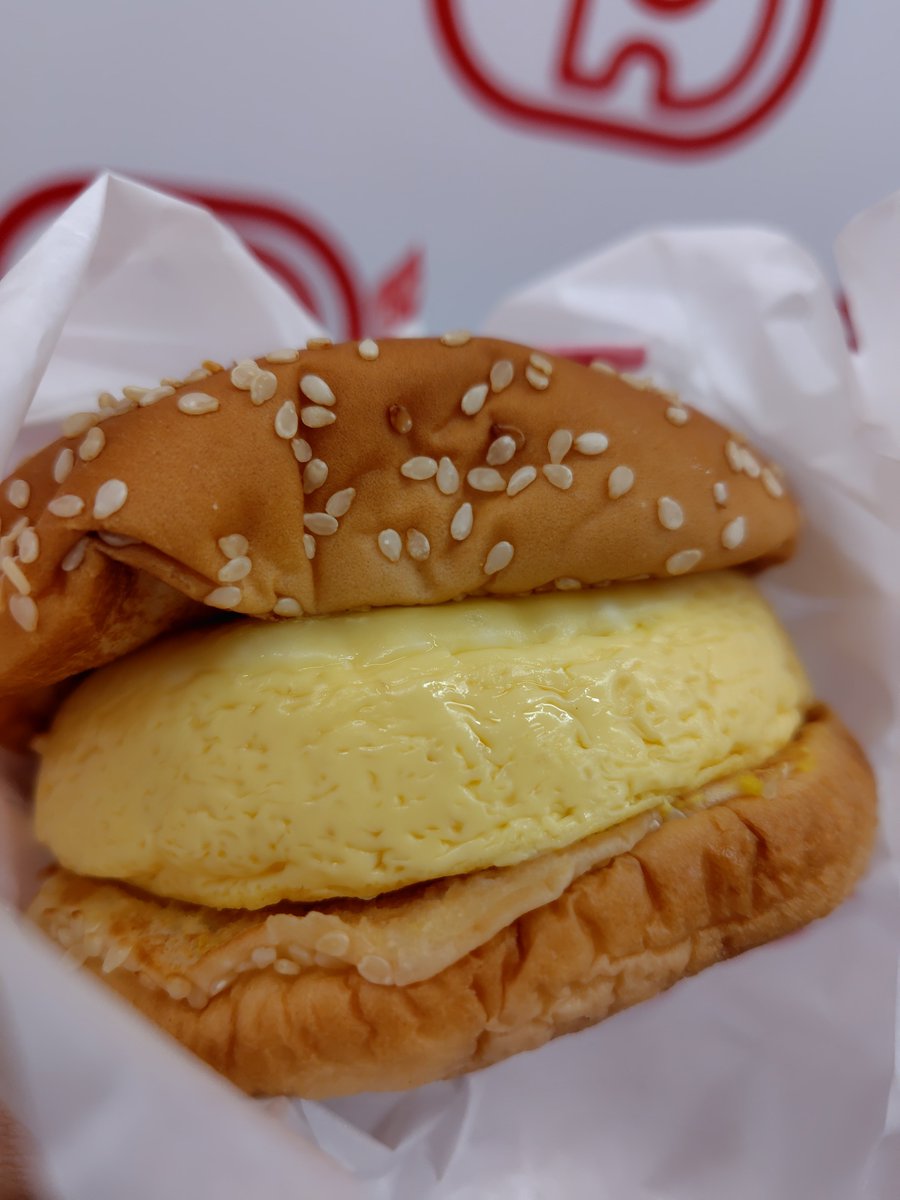 Y39630171's tweet photo. 桑名店以来、7年ぶりのドムドムハンバーガー！名古屋大須万松寺店
日本の懐かしさが感じられるハンバーガー
厚焼き玉子と丸ごとカニ
2号店もお待ちしております。
※土日は30〜50分待ちでした
スガキヤラーメンとバーガーのセットもあり！？ https://t.co/vkpZOrjndi