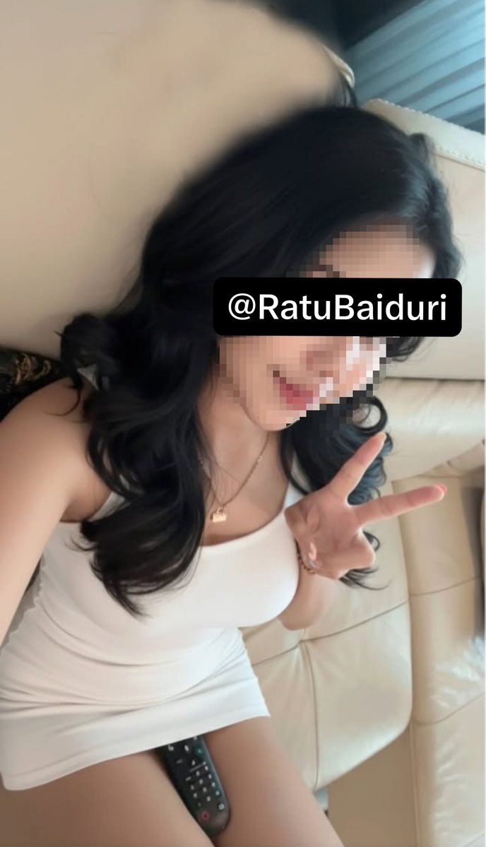 ratuuit0j's tweet photo. I was confused, no one wanted to enter, so I just used the TV remote, haha😚 https://t.co/ZwRkwY1EsK