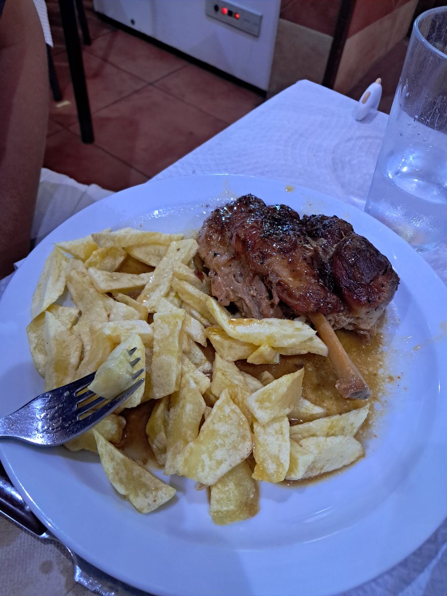 comebebeama69's tweet photo. Almuerzo en Mesón PACO #Malaga zona #Guindos #CocinaHonesta #raciones #CalidadPrecio #Codillo #Bacalao #Cogollos con una cuenta de 45 euros para 3 personas (con una bebida cadabuno) #Espectacular #Gracias https://t.co/lJfpoR9Sp1