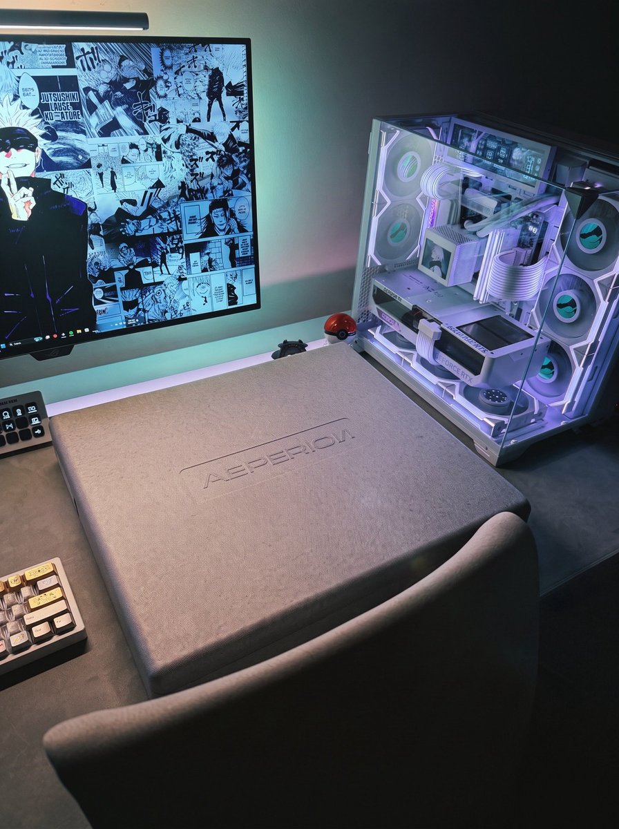 ItsSimplyRin's tweet photo. Shimo quartz by @AeperionHQ is finally home and omg photos don’t do this pad any justice🤍
#glassmousepad #mousepad https://t.co/EhwrJKXrxW