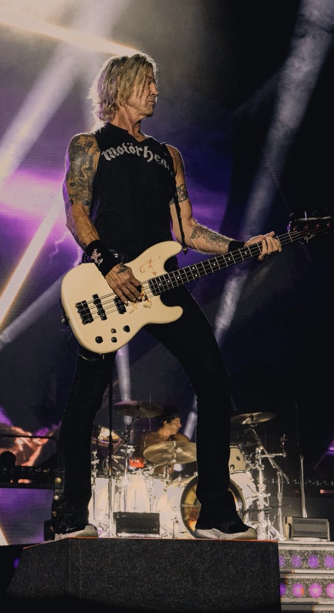 DuffMckaganArg's tweet photo. @DuffMcKagan anoche en el show de @gunsnroses en Ridgedale
📷 @_almareyna & @gunsnroses
#duffmckagan #Slash #gnrtour #duffmckaganargentina https://t.co/lE8VH5nyc2