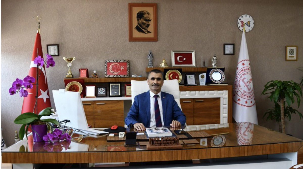 KucukcekmeceMeb's tweet photo. İlçe Millî Eğitim Müdürümüz Emin Çıkrıkçı, 2026–2027 Eğitim Öğretim Yılı’nın başlaması dolayısıyla bir mesaj yayımladı.

🔗https://t.co/sPkN0irrJF

#küçükçekmece https://t.co/KBHyo25UZF