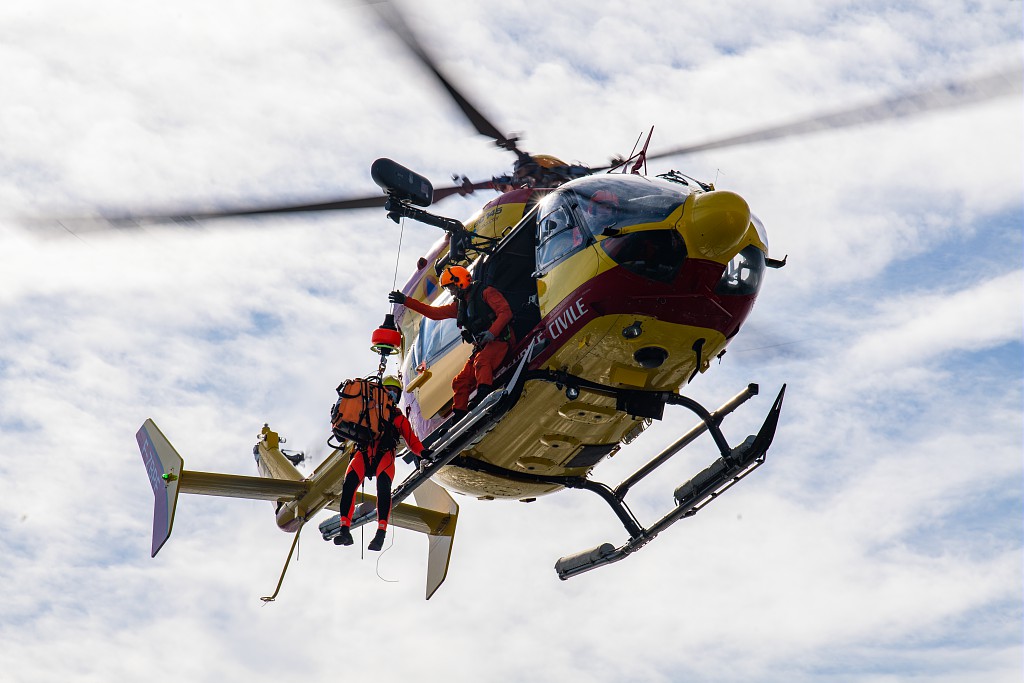 premar_ceclant's tweet photo. #PREMAR - Dimanche 13/09, Royan (17) vers 12h20, un témoin signale 4 baigneurs en difficulté secteur plage du Chay. #CROSS_Etel engage la vedette côtière de surveillance maritime VCSM "Scarpe" ainsi que🚁Dragon 17 qui décolle à 12h41. Les 4 baigneurs parviennent à regagner le bord par leurs propres moyens et à l’aide d’un navire de plaisance portant assistance. Le moyen aérien est désengagé à 12h50, et liberté de manœuvre signifiée à  VCSM et plaisancier.
