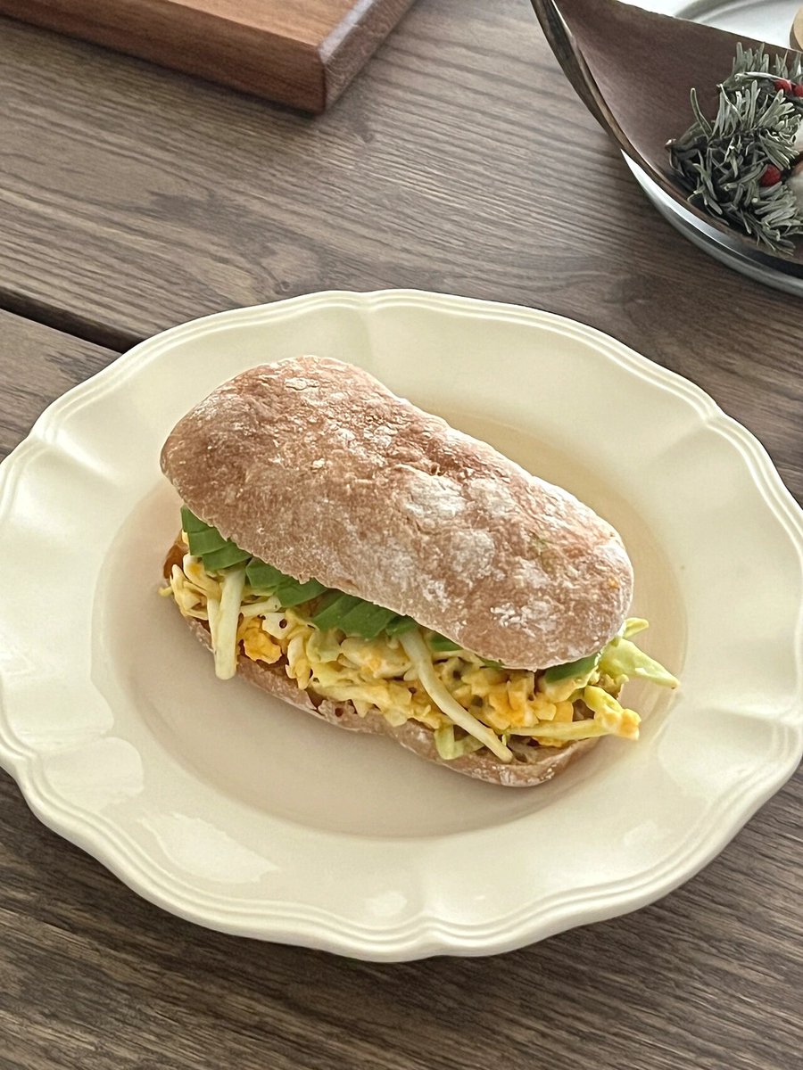 RonaMoremaigfj's tweet photo. My breakfast just hit different today—fluffy scrambled eggs + freshly sliced avocado on sourdough, washed down with iced oat latte. （今天的早餐简直绝了——软嫩炒蛋、鲜切牛油果搭配酸面包，佐一杯冰燕麦拿铁。） https://t.co/qKdMfJ5RTj