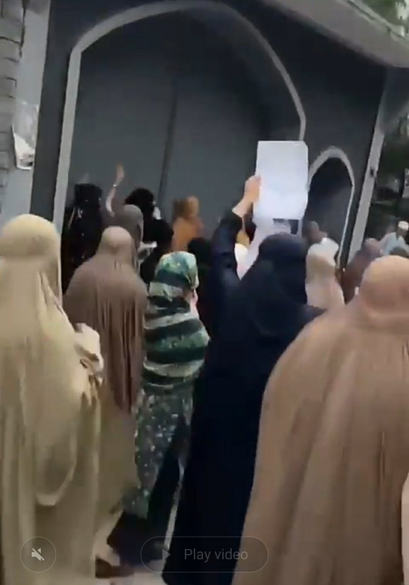 imrantakkar's tweet photo. Swat: Mothers, sisters and daughters refusing to stay quiet.
They are banging on the gate of the MPA’s house demanding justice for a little girl who was raped and murdered.
Silence is complicity. @amahmood72
#JusticeForSwat #SwatProtest #EndImPunity #SayNoToRape #Pakistan https://t.co/Y6N211pmDB