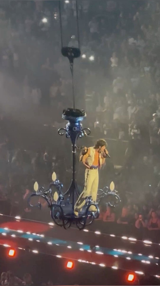 centraIhemmox's tweet photo. L'une des entrées de Luke sur scène durant le #SecretsTourFL était sur un chandelier suspendu dans le vide au dessus de la scène ! 🫠😳 https://t.co/N7E5IQkkuh