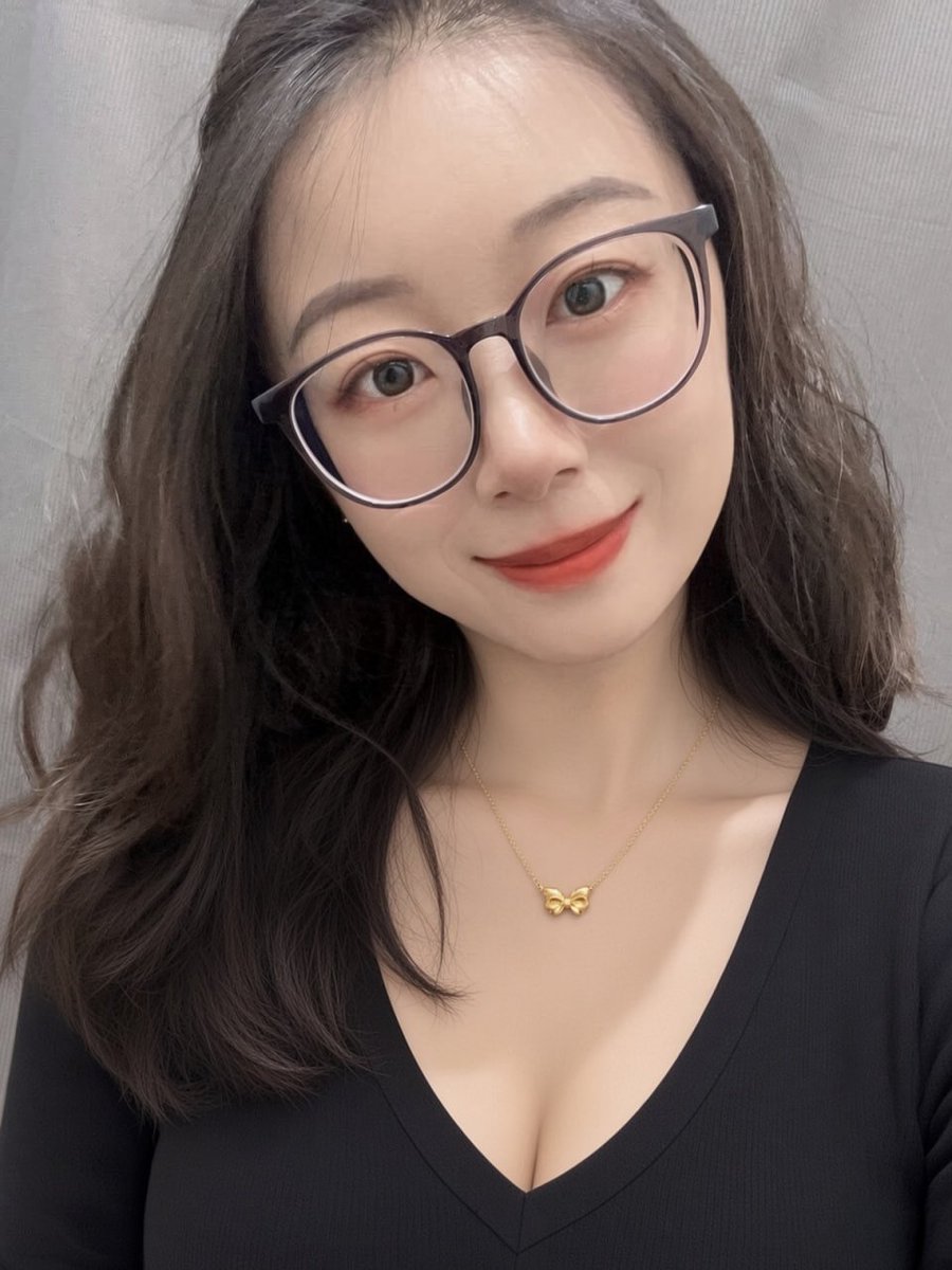 PritiSharma56's tweet photo. 夜深了，有话直说，不要在吗？在吗的！不出意外的话几十年内我都是在的.....

来聊点成年人的话题，比如明天要加班吗?? hh https://t.co/8Nb9cylr2B