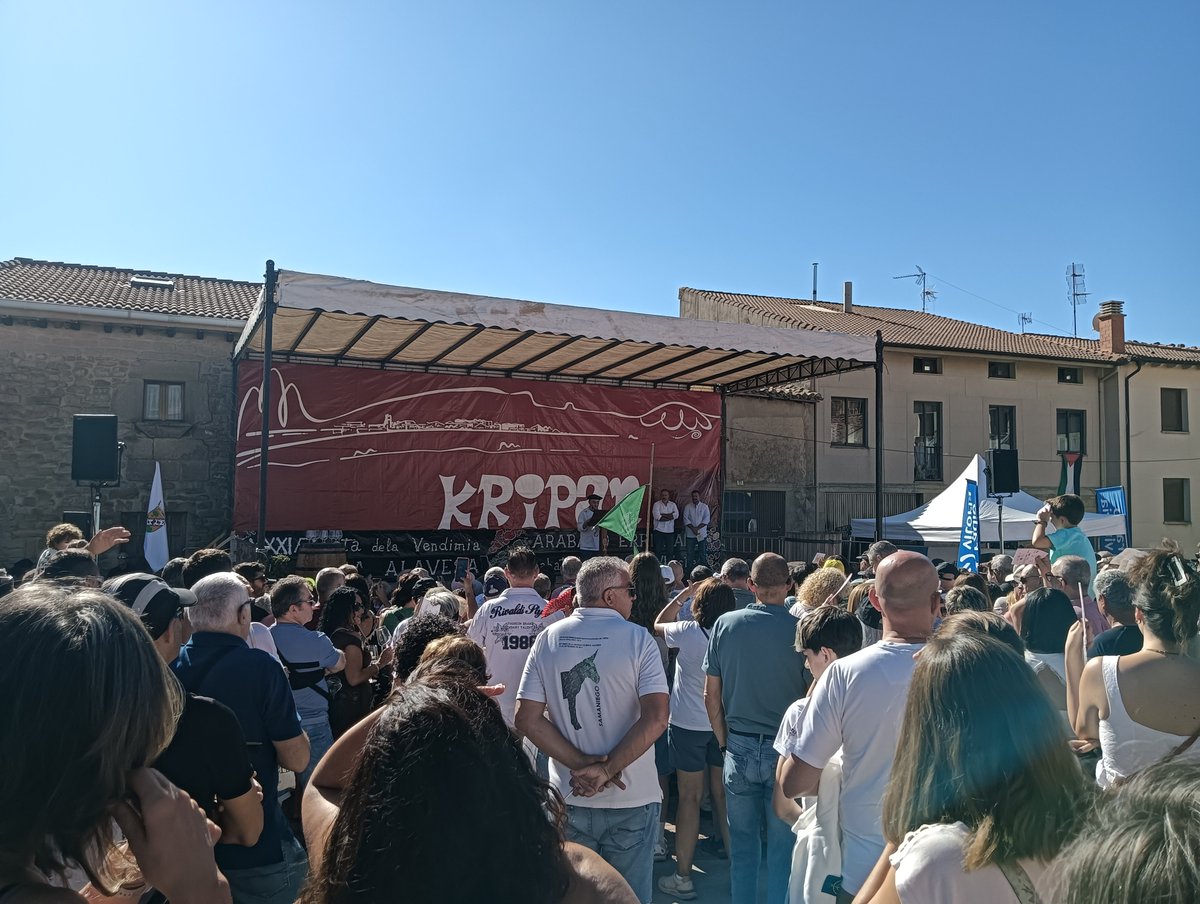 David_Ro_L's tweet photo. Hoy celebramos la Fiesta de la Vendimia 🍇de Rioja Alavesa en Kripan, y aprovechamos para denunciar y reclamar mejoras en las necesidades urgentes de la Comarca👇🏽 https://t.co/vmh0NVrTiG