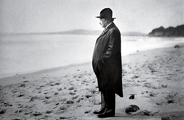 PhilosophyOfPhy's tweet photo. “I am happy because I want nothing from anyone.”

— Albert Einstein https://t.co/AJ3DOYaRo0