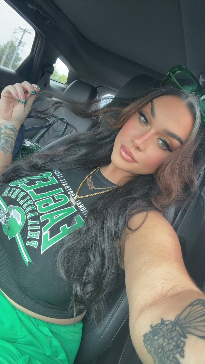 AnnnaliseMari's tweet photo. We backk!! 🦅 #GoBirds #flyeaglesfly https://t.co/5cZ4aKTTD9