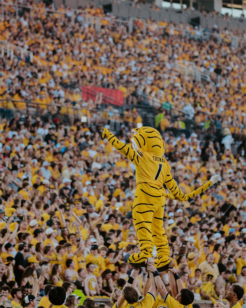 MizzouAthletics's tweet photo. Happy 40th Birthday to everyone's favorite Tiger, Truman! 🐯🎂 https://t.co/8ekrmkhhcK