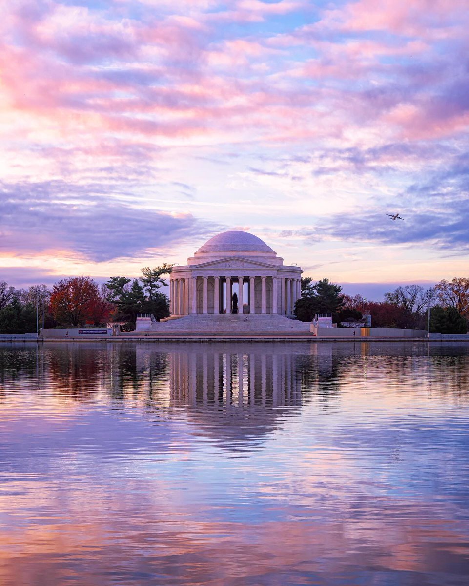 washingtondc's tweet photo. The Jefferson Memorial looks good in pink and blue. 🩷🏛️💙 

📸: adam_brockett / IG #Only1DC https://t.co/WmtUh8EN7f
