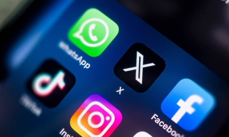 AlertesInfos's tweet photo. 🇫🇷 FLASH - Emmanuel Macron tente une nouvelle voie pour INTERDIRE les réseaux sociaux aux moins de 15 ans. 

Plutôt que de viser directement TikTok, Instagram ou Snapchat, la loi ciblerait 10 fonctionnalités, dont les vidéos automatiques, les notifications nocturnes ou les échanges avec des inconnus. 

Les plateformes qui en cumulent plusieurs pourraient être interdites aux moins de 15 ans.

(Le Figaro)