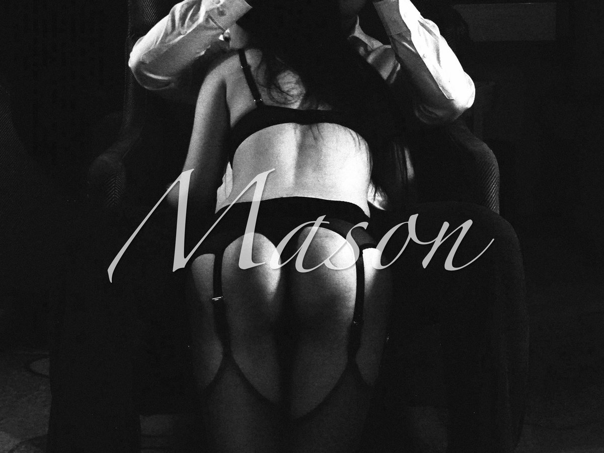 Mason_Dom0210's tweet photo. 近期突然有個想法
想把BDSM元素寫成歌曲
感覺乎挺有趣的
已實驗性的嘗試
而誕生出以下的歌曲之二

歌名：《奴之調教》
跪下來，眼睛別抬
今晚開始，妳沒有名字
鎖鏈繞上妳的脖子
呼吸由我決定
把屁股抬高，對準我
疼是獎勵，忍耐是證明

說「是」
再說一次
把驕傲吞進喉嚨
變成我的寵物

Kneel
把身體交出來
Kneel
把意志折斷
巴掌落在妳的臀上
一下比一下更響
痛是你的語言
服從是妳的名字

手掌拍下，數到十
每一下都要記住
紅腫的臀，微微發抖
眼淚是妳最美的妝
求我停手？
再求大聲一點
打得越響，妳越誠實

妳以為這是遊戲
其實是改造
一巴掌一巴掌拆掉妳
再重新組裝成我要的形狀
說「謝謝主人」
現在。

Kneel
更深一點
Kneel
再低一點
巴掌落在妳的臀上
紅得發燙也不准躲
痛是妳的語言
服從是妳的名字
今晚、明天、永遠
妳只屬於我。

Mason創作 Ai協作