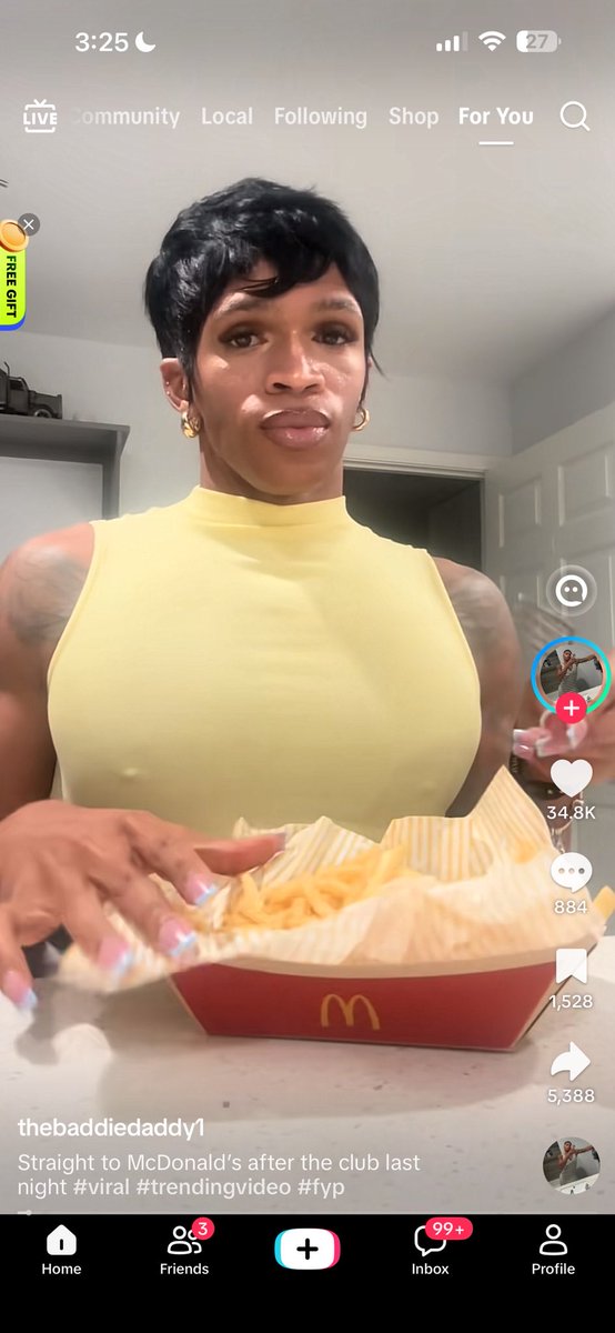 trapsamson's tweet photo. why friend got this wig on... https://t.co/UKui4OUSyE