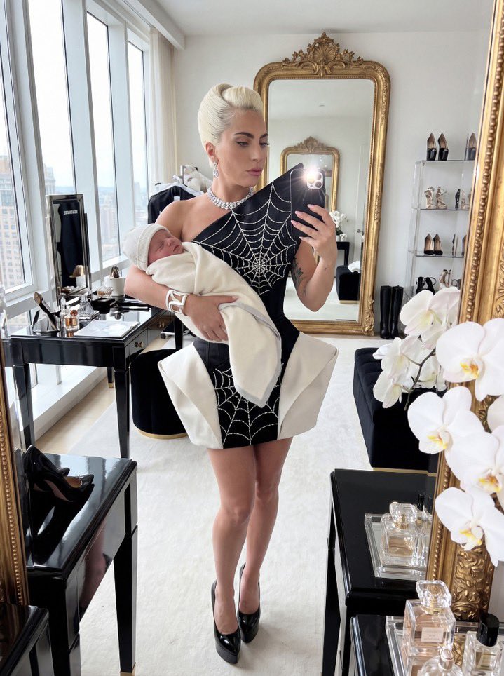 bheavs17's tweet photo. Lady Gaga motherly love 💜
Enjoying herself being a mom at the age of 40. Congratulations to the newly mom 💜💜💜 https://t.co/eVwvKANErJ